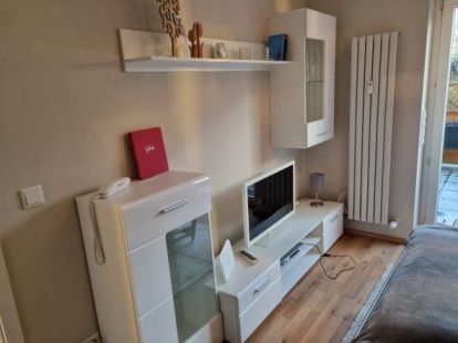 Wohnzimmer mit hellen M&ouml;beln